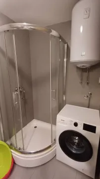 Kupatilo sa tuš kabinom, bojlerom i veš mašinom. - image 8