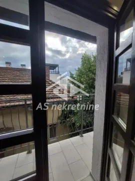 Balkon sa pogledom na okolne zgrade i zelenilo. - image 13