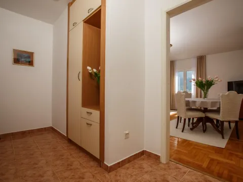 Izdavanje, dvosoban stan, 60m², Dobrota, Kotor - image 9