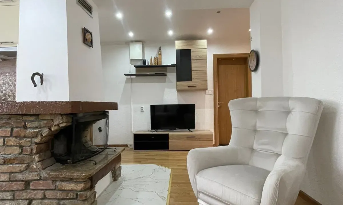 Izdavanje, dvosoban stan, 70m², Centar, Tivat