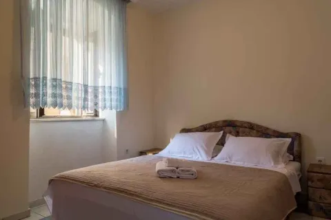 Svijetla spavaća soba sa bračnim krevetom. - image 37