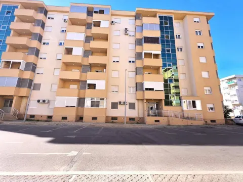 Prednja fasada stambene zgrade sa terasama i parkingom ispred. - image 15