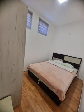 Namještena spavaća soba sa bračnim krevetom i ormarom. - image 3