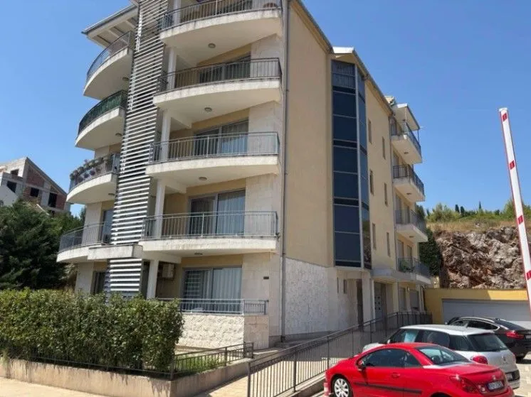 Izdavanje, dvosoban stan, 90m², Pod Goricom, Podgorica