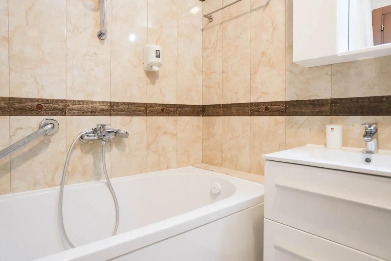 Izdavanje, jednosoban stan, 67m², Bečići, Budva