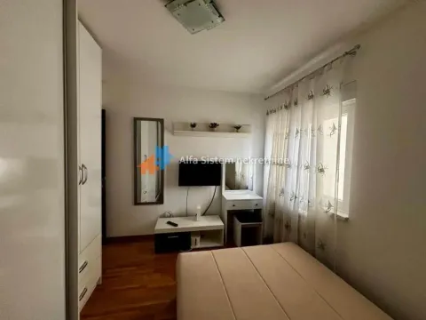 Nameštena spavaća soba sa krevetom, garderoberom i televizorom. - image 7