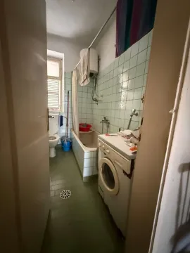 Starije kupatilo sa kadom, wc šoljom i veš mašinom. - image 7