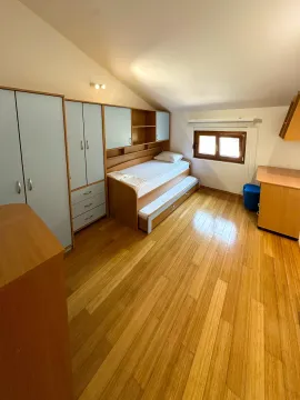 Spavaća soba sa krevetom, ugradnim plakarima i drvenim podom. - image 11