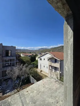 Pogled na okolna naselja i brda sa terase u izgradnji. - image 20