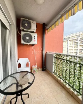 Namtješten balkon sa stolom, stolicama i spoljnim jedinicama klima uređaja. - image 13