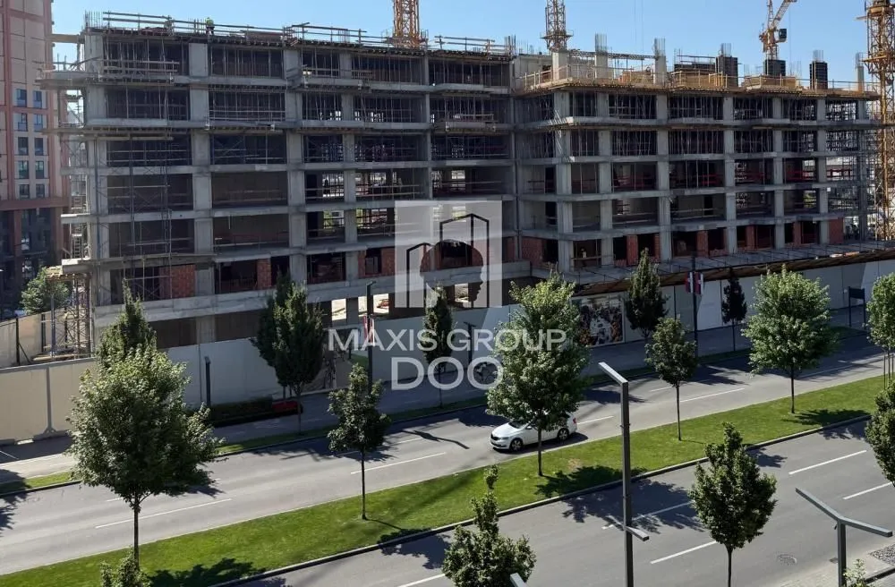 Pogled na stambenu zgradu u izgradnji pored ulice.