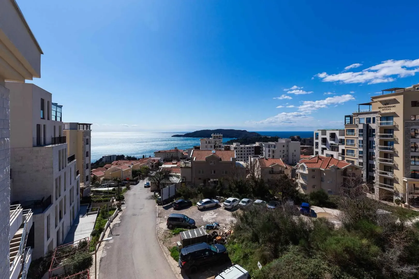 Pogled sa nekretnine na naselje, ulicu i more.