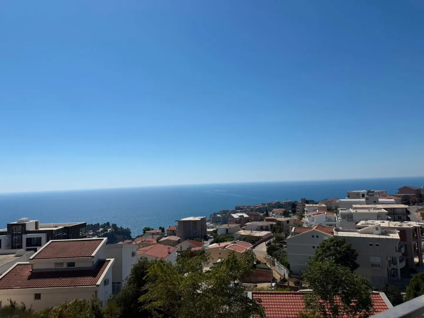 Pogled na more i okolno naselje sa terase.