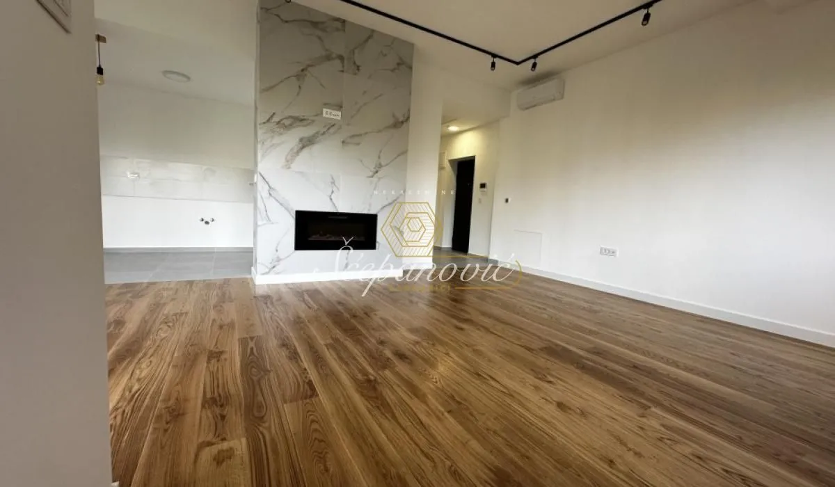 Prodaja, četvorosoban stan, 110m², Centar, Novi Sad