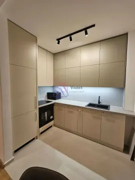 Moderna kuhinja sa ugradnim elementima i osvjetljenjem. - image 6