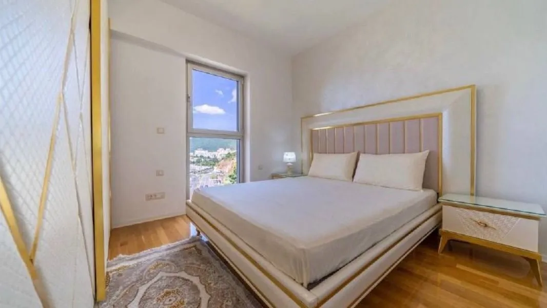 Izdavanje, trosoban stan, 130m², Babin Do, Budva