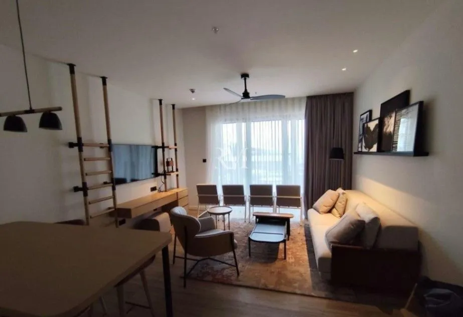 Izdavanje, dvosoban stan, 95m², Boka Place, Tivat