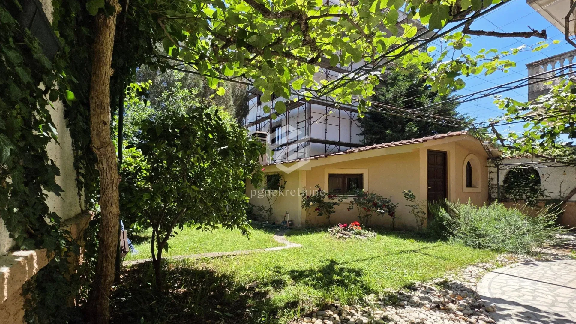 Izdavanje, trosoban stan, 110m², Gorica C, Podgorica