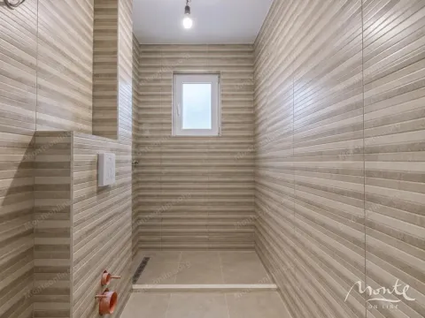Manje kupatilo sa keramičkim pločicama i tuš kabinom. - image 22