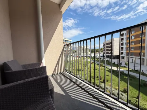 Natkriveni balkon sa garniturom za sjedenje i pogledom na dvorište zgrade. - image 13