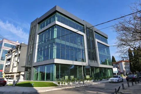 Modern office building with large glass surfaces. - image 2