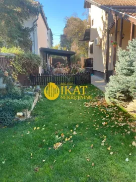 Pogled na uređeno dvorište porodične kuće sa travnjakom i zelenilom. - image 10