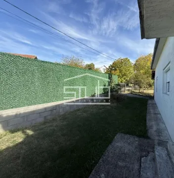 Pogled na travnato dvorište i ogradu pored kuće. - image 3