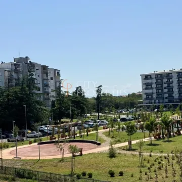 Pogled sa prozora na park i okolne stambene zgrade. - image 6