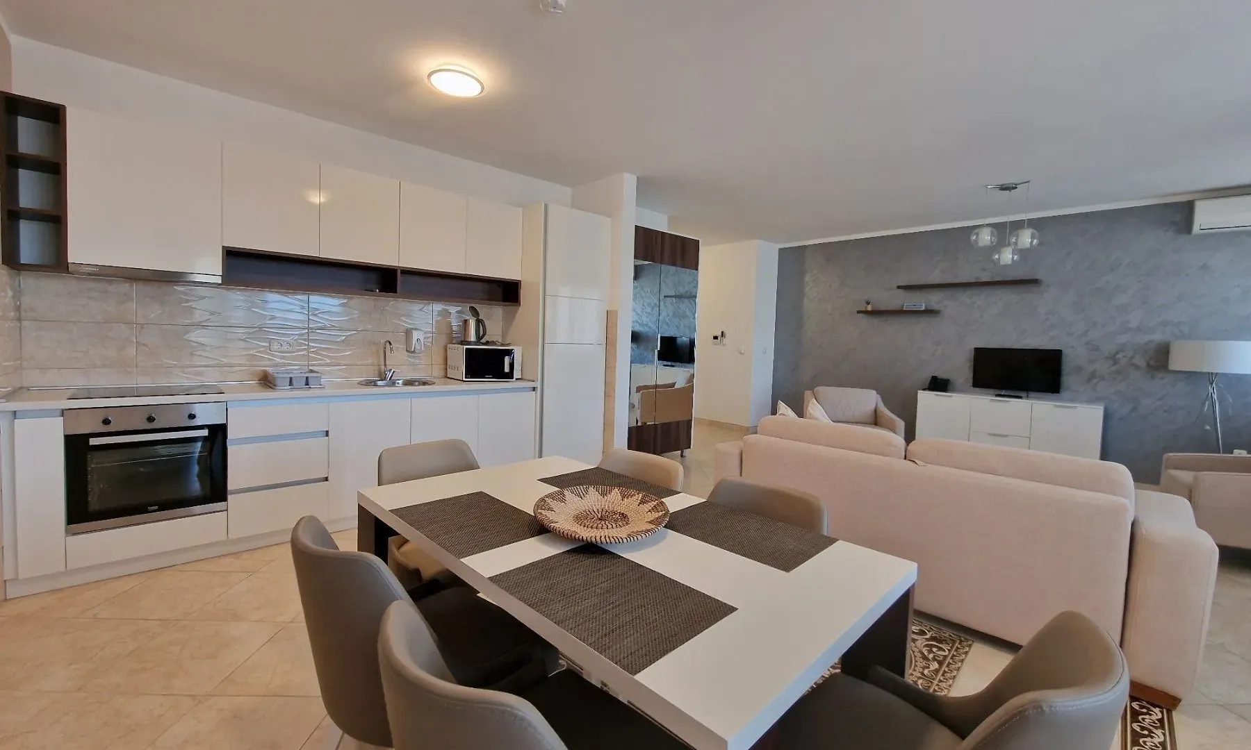 Izdavanje, jednosoban stan, 90m², Bečići, Budva