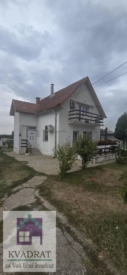 Pogled na spoljašnjost kuće sa dvorištem.