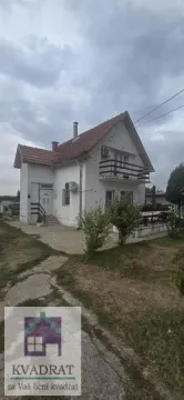 Pogled na spoljašnjost kuće sa dvorištem. - image 2