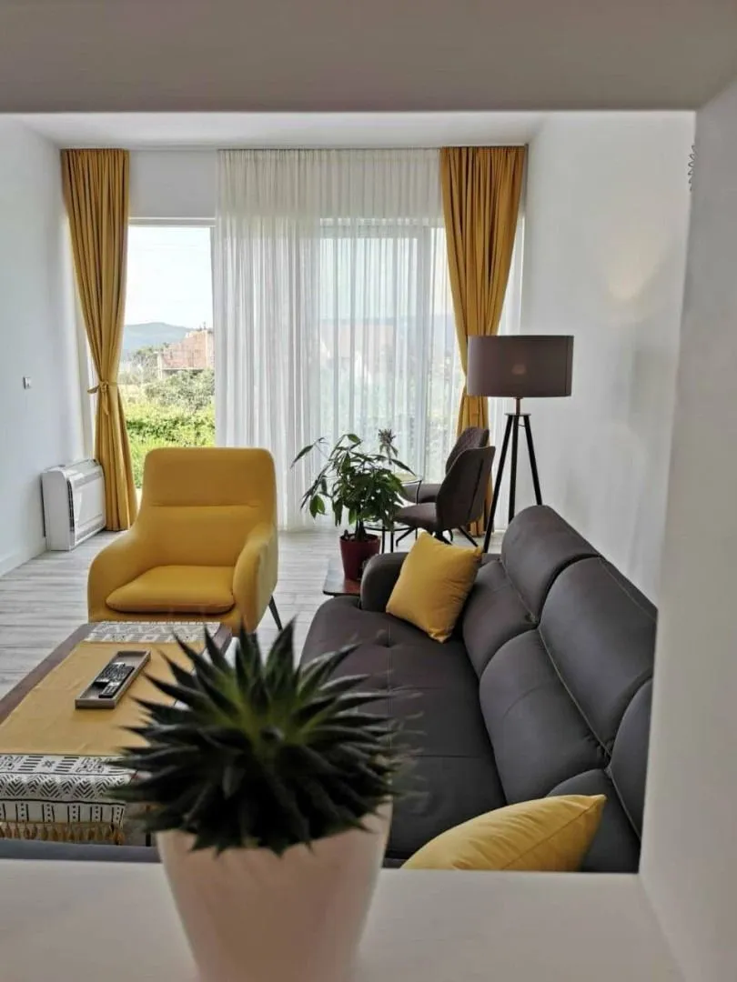 Izdavanje, kuća, 110m², Kava, Tivat
