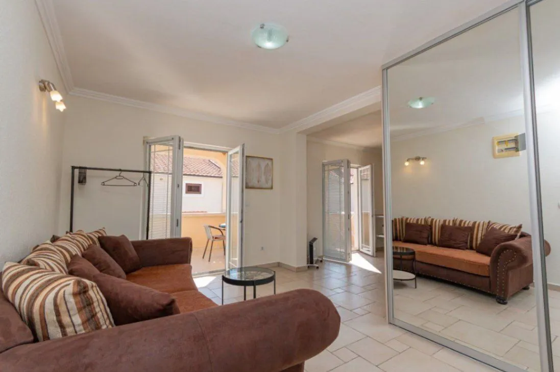 Izdavanje, dvosoban stan, 63m², Baošići, Herceg Novi
