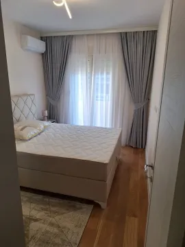 Svijetla spavaća soba sa bračnim krevetom i sivim zavjesama. - image 21