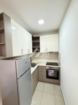 Manja kuhinja sa belim elementima i ugrađenim kućnim aparatima. - image 6