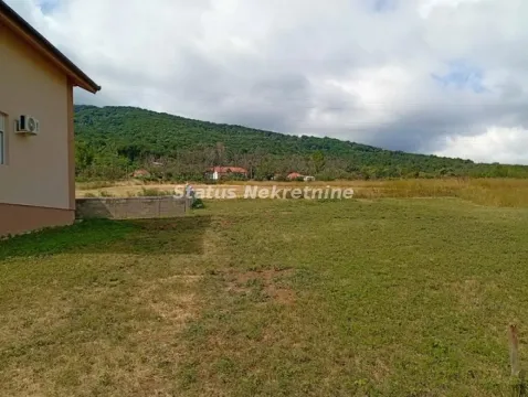 Pogled na dvorište i okolnu prirodu pored kuće. - image 7