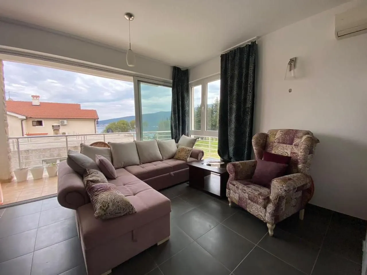 Prodaja, četvorosoban stan, 100m², Baošići, Herceg Novi