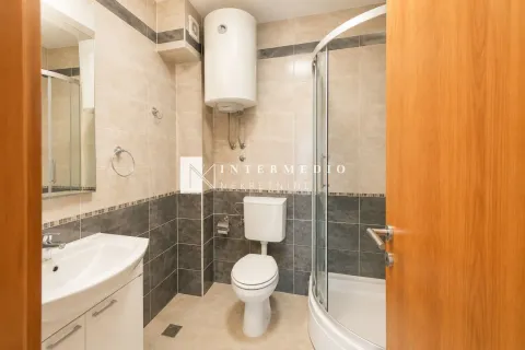Manje kupatilo sa tuš kabinom, umivaonikom i wc šoljom. - image 7