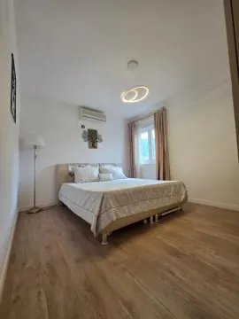 Namještena spavaća soba sa bračnim krevetom, podnim oblogama od laminata i klima uređajem. - image 7