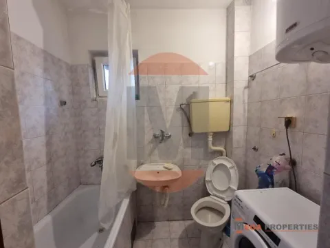 Manje kupatilo sa kadom, umivaonikom, WC šoljom i veš mašinom. - image 6