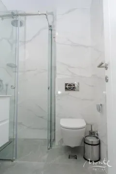 Moderne kupatilo sa tuš kabinom i bijelim mermernim pločicama. - image 7