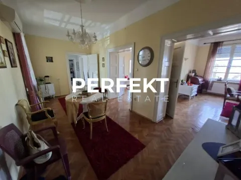 Prostrana dnevna soba sa drvenim parketom i trpezarijskim stolom. - image 3