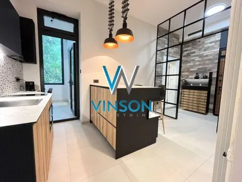 Modern kitchen with an island and breakfast bar. - image 7