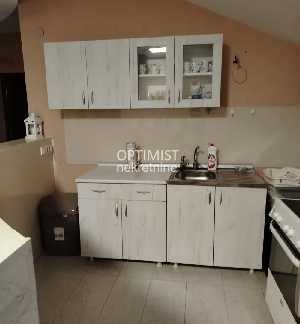 Izdavanje, četvorosoban stan, 220m², Surčin, Beograd