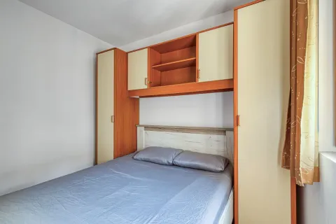 Namještena spavaća soba sa bračnim krevetom i ugradnim ormarima. - image 12