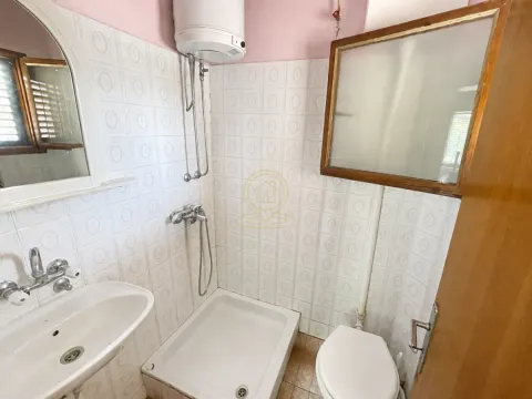 Manje kupatilo sa tuš kabinom, umivaonikom i toaletom. - image 8