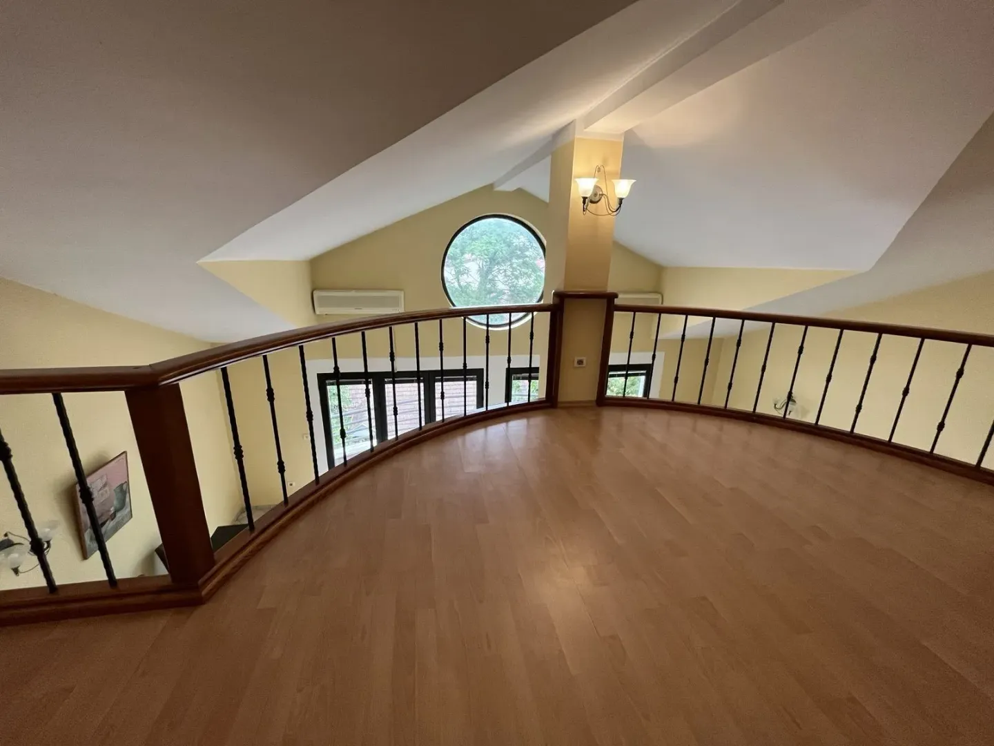 Izdavanje, četvorosoban stan, 120m², Centar, Podgorica