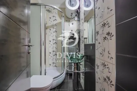 Manje kupatilo sa tuš kabinom, umivaonikom i wc šoljom. - image 16