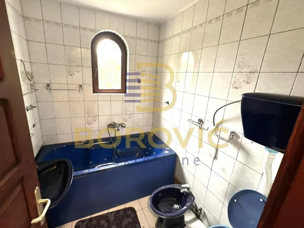 Kupatilo opremljeno pločicama, kadom, WC šoljom i bideom.