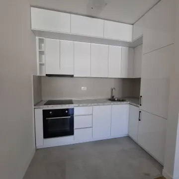 Moderna bijela kuhinja sa ugrađenim elementima. - image 3